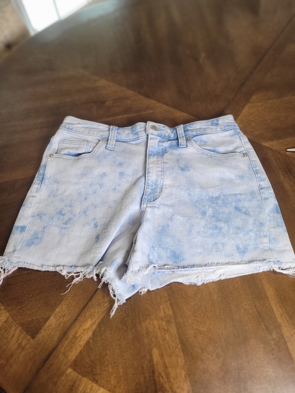 Universal Threads Light Blue Tie-Dye Denim Women's Shorts. Size 8/29R